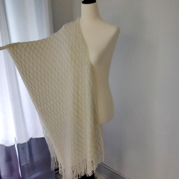 Cape shawl wrap in off white with metallic silver thread detail with fringe - Picture 3 of 7